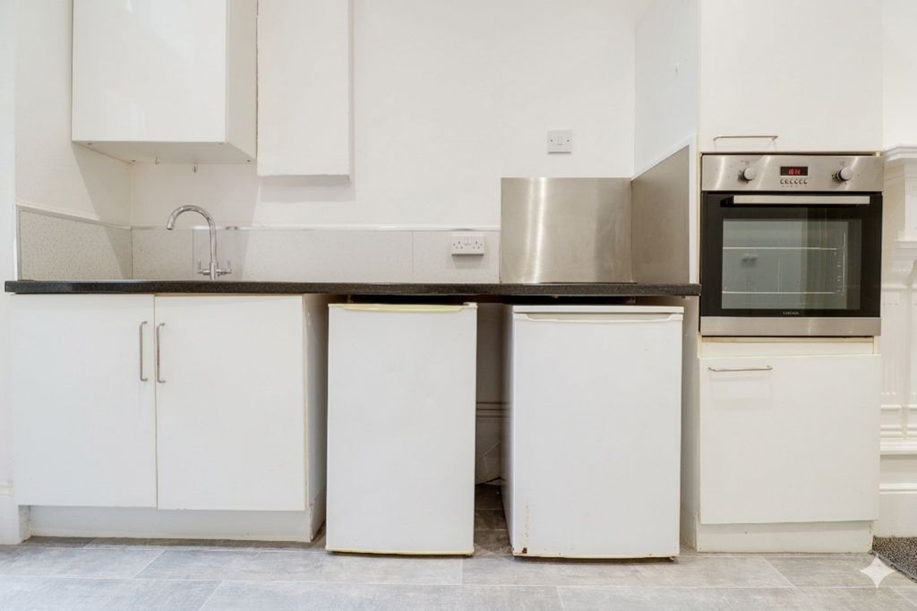 Property photo 3 of 9 Kitchen