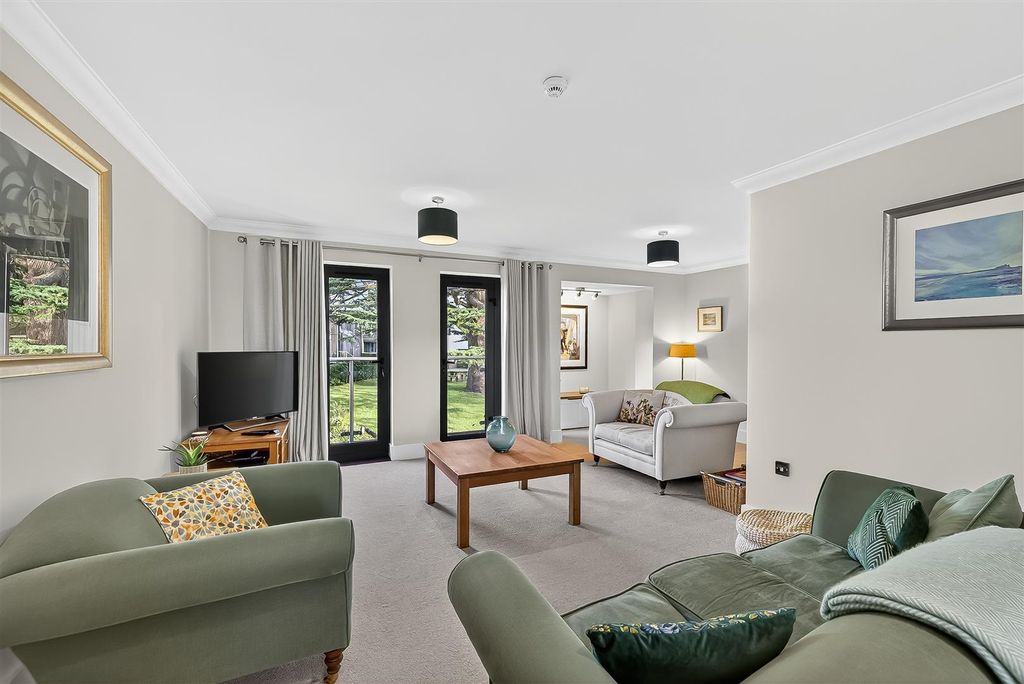 Property photo 2 of 30 Lounge