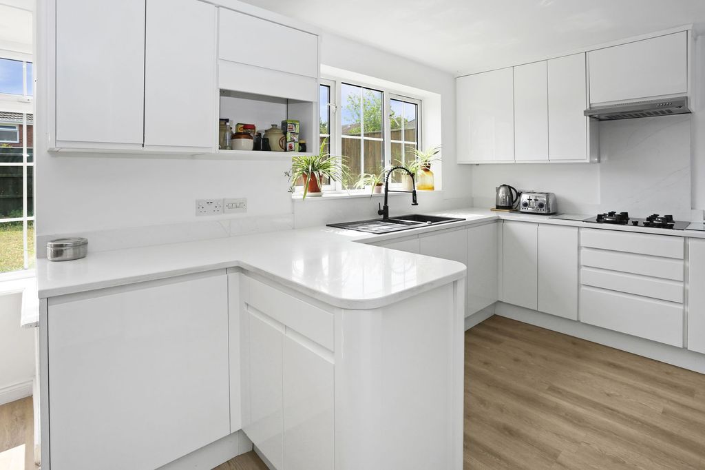 Property photo 3 of 21 Kitchen
