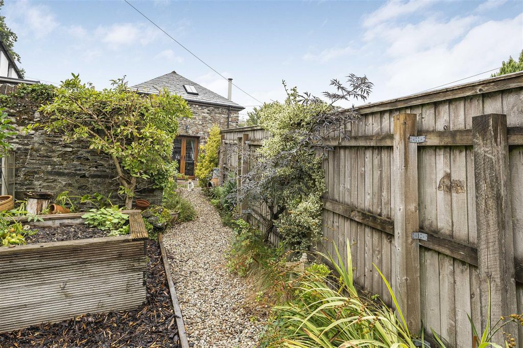 Property photo 2 of 25