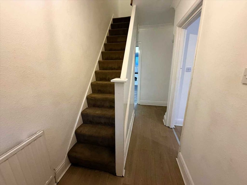 Property photo 2 of 14 Hallway