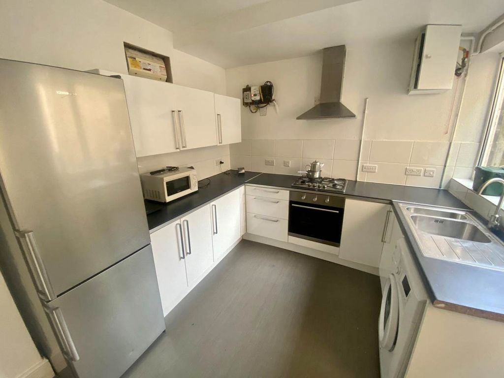 Property photo 1 of 17 Kitchen