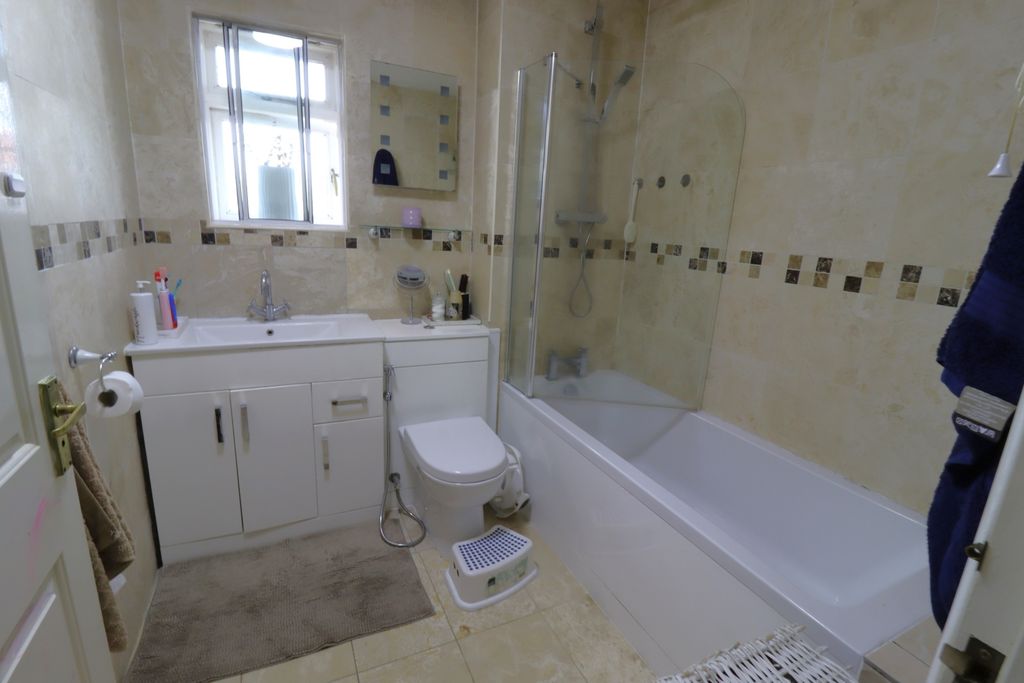 Property photo 3 of 10 Bathroom