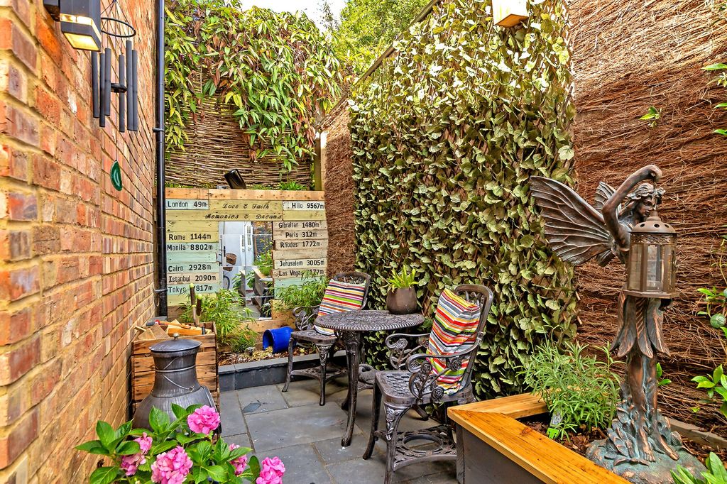 Property photo 3 of 26 Garden