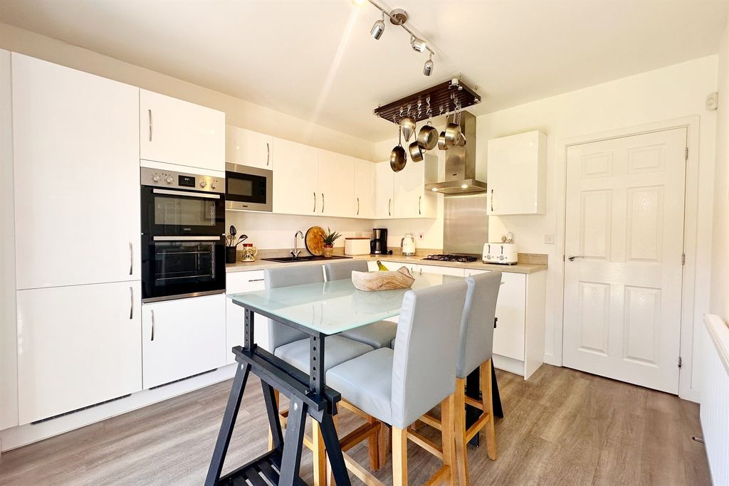Property photo 3 of 21 Dining Kitchen