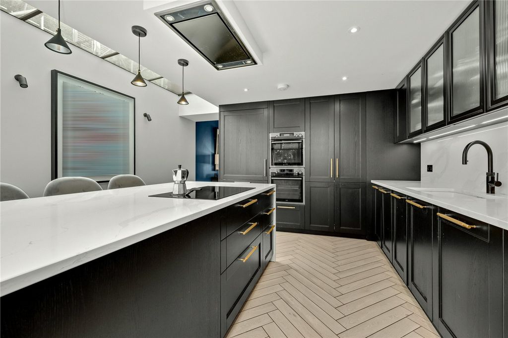 Property photo 3 of 14 Kitchen/Breakfast