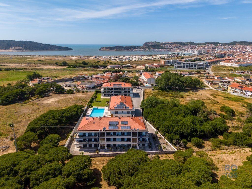 Property photo 1 of 38 2 Bedroom Flat In Excellent Condominium With Swimming Pool In São Martinho Do Porto