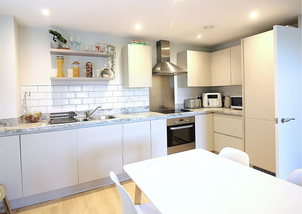 Property photo 2 of 10 Car Kit.Jpg