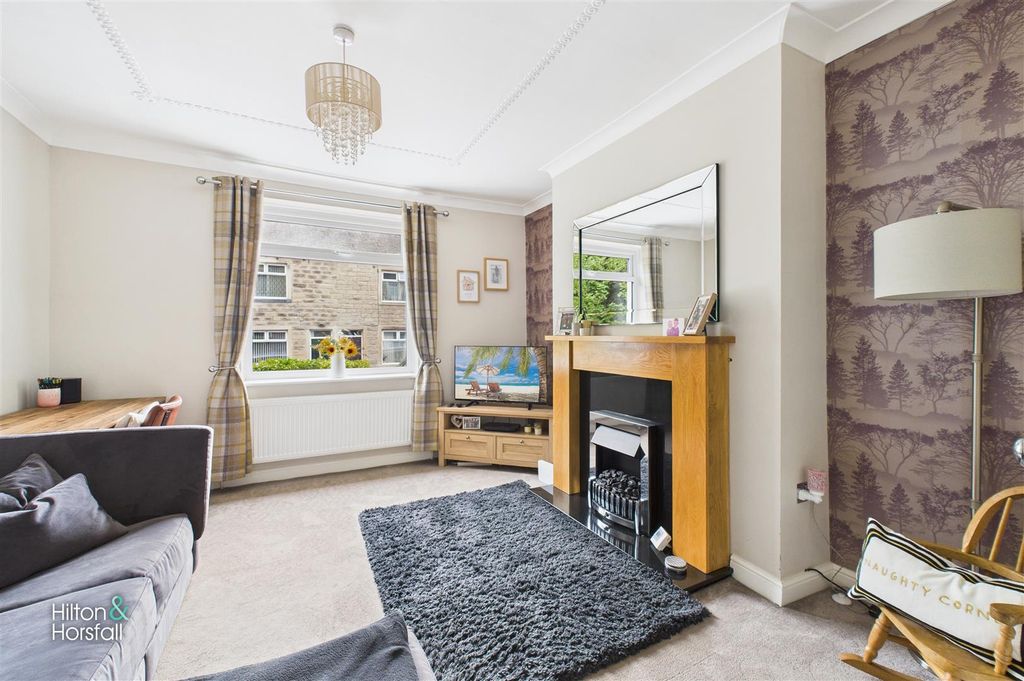 Property photo 2 of 17 Roundell Road