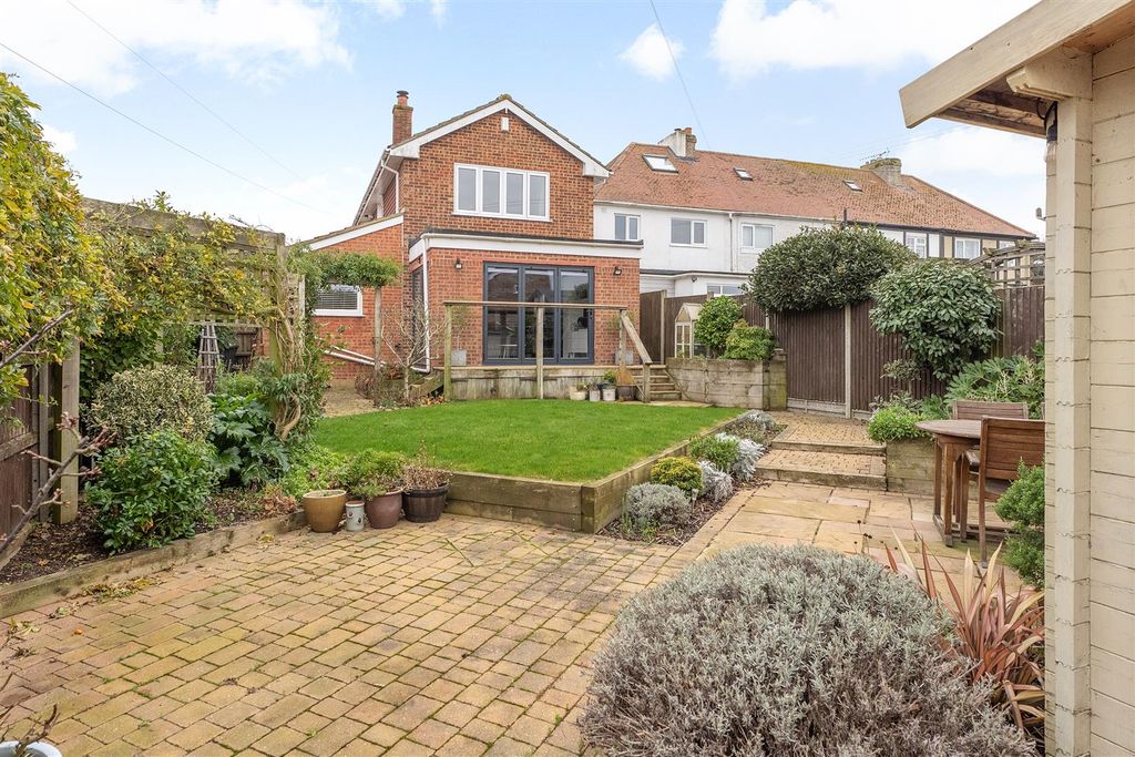 Property photo 3 of 18 Fletcher Road, Whitstable