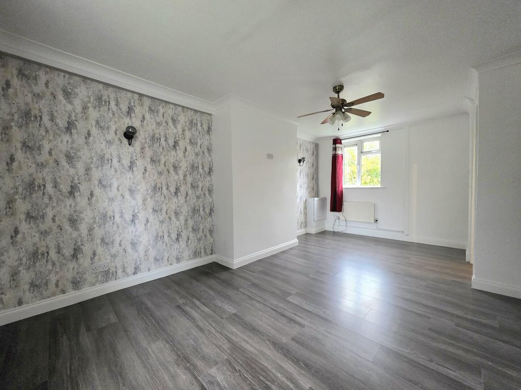 Property photo 3 of 17 Living Room