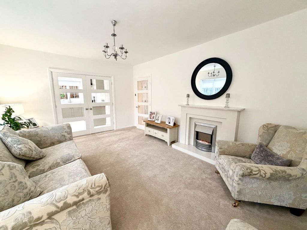 Property photo 3 of 11 Lounge