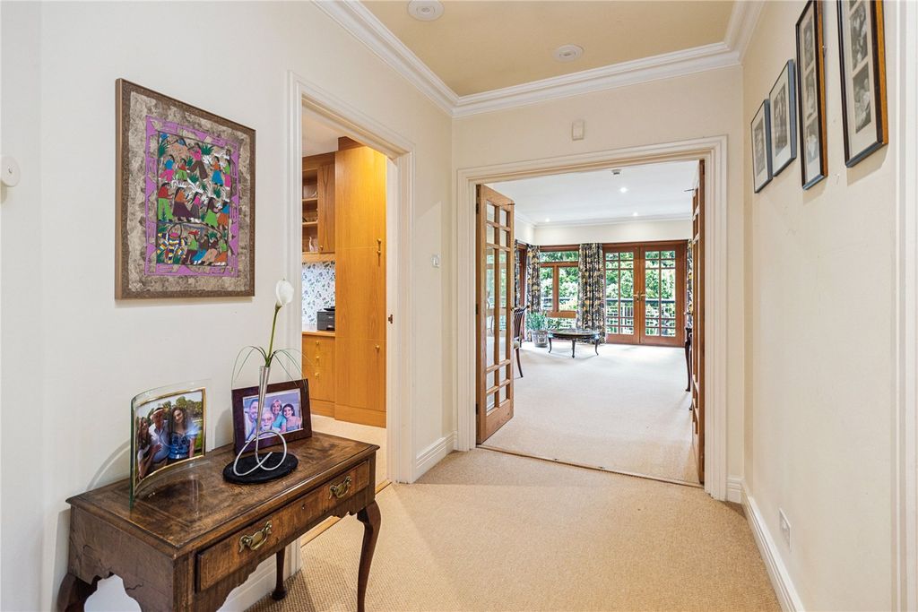 Property photo 3 of 36 Entrance Hall