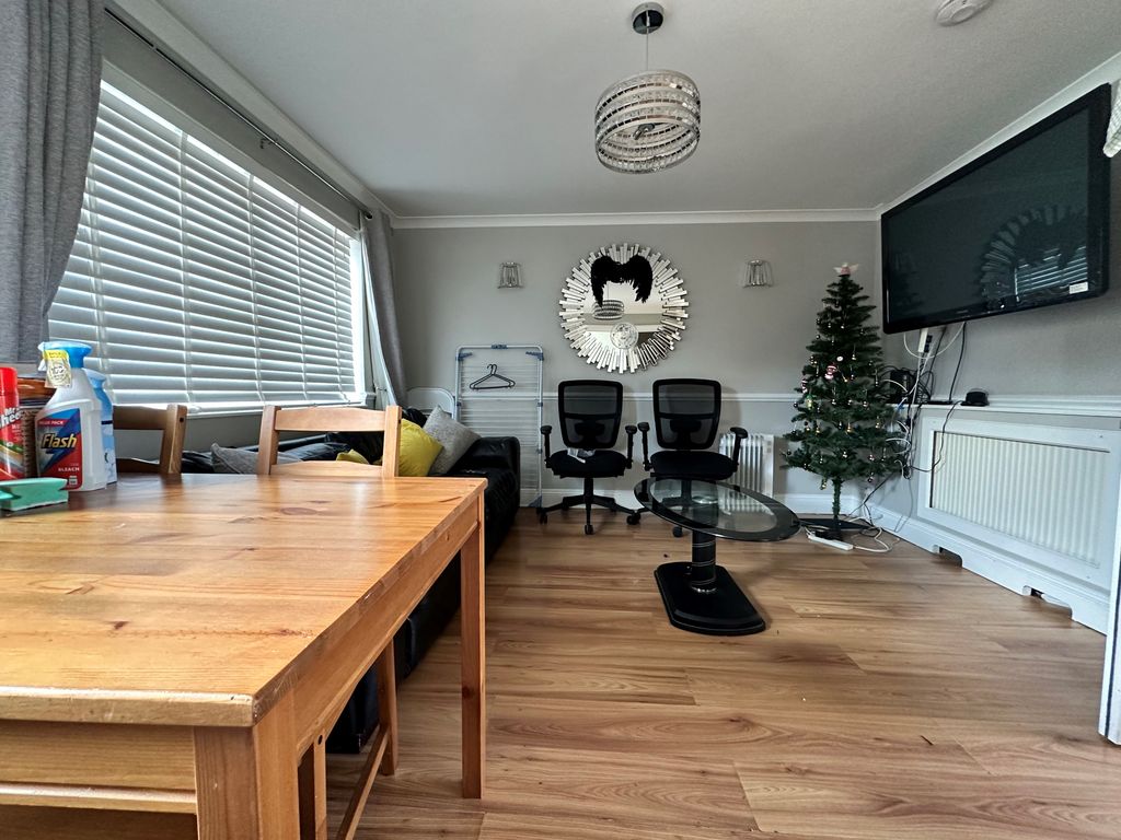 Property photo 1 of 10 Living Room