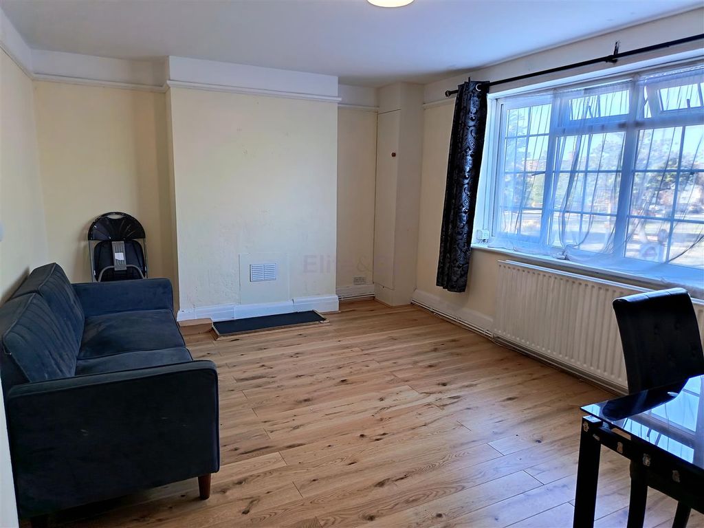 Property photo 1 of 12 Lounge