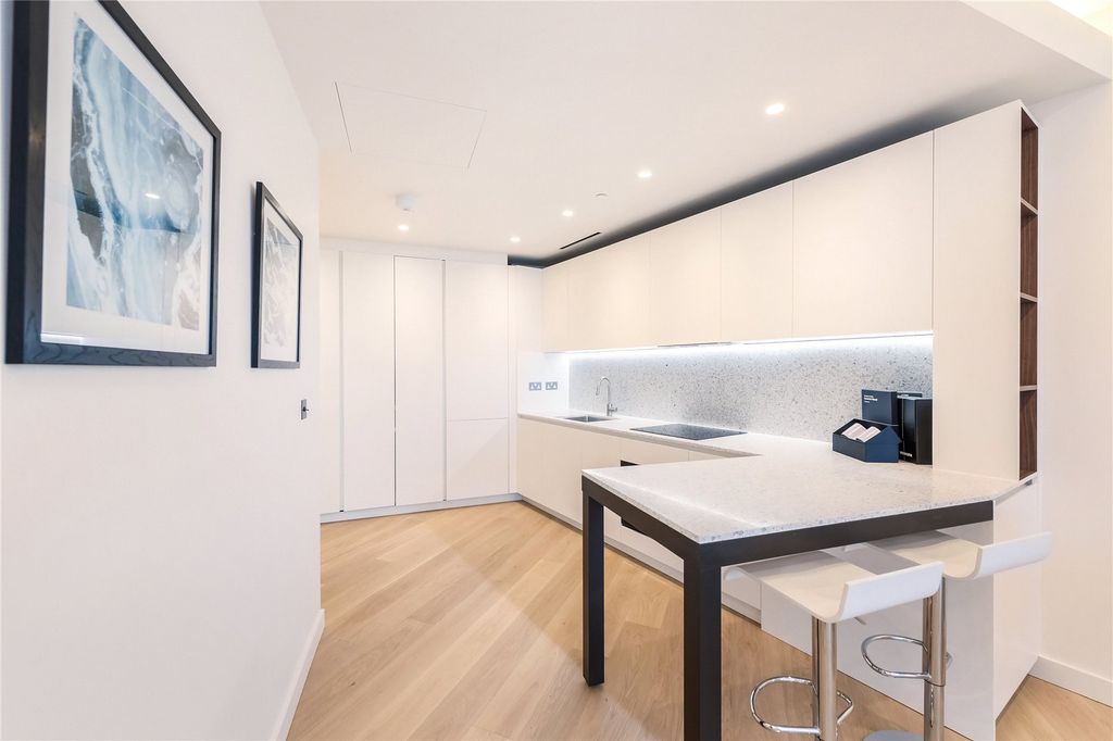 Property photo 3 of 10 Kitchen