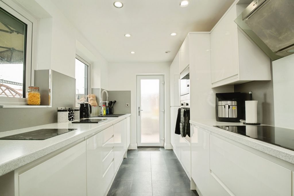 Property photo 3 of 16 Kitchen