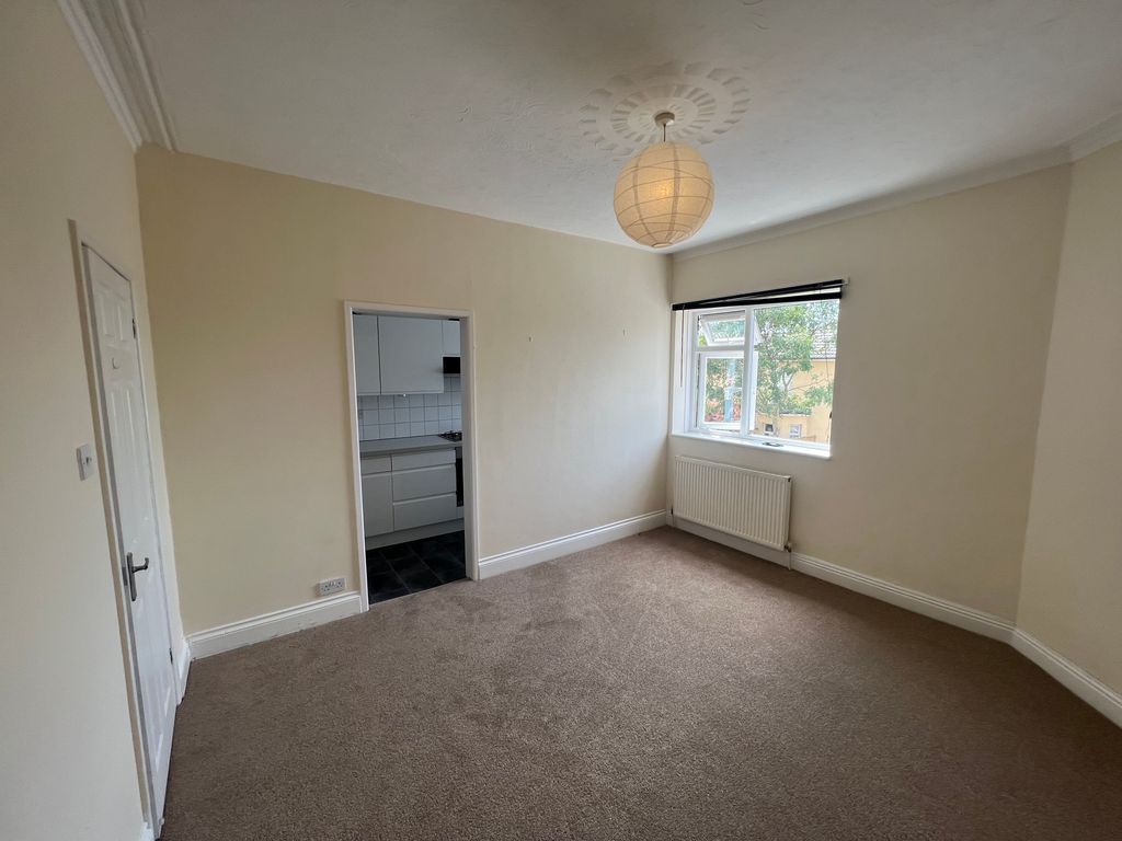 Property photo 3 of 11 Lounge