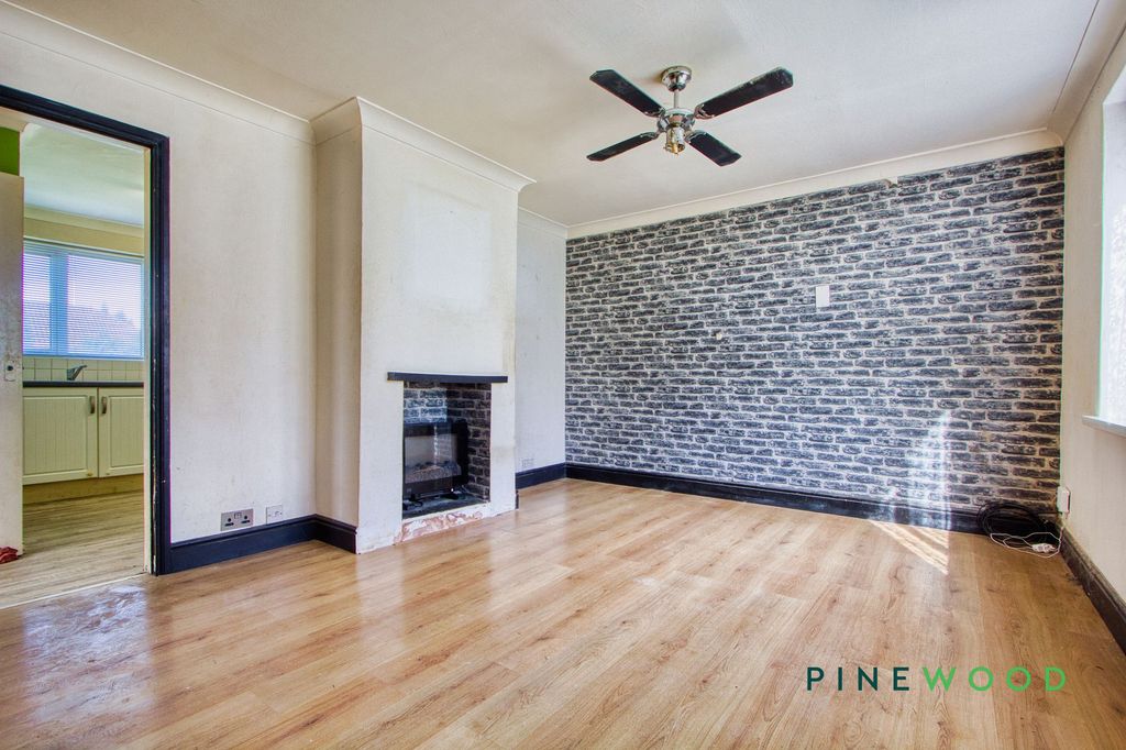 Property photo 3 of 16 Lounge