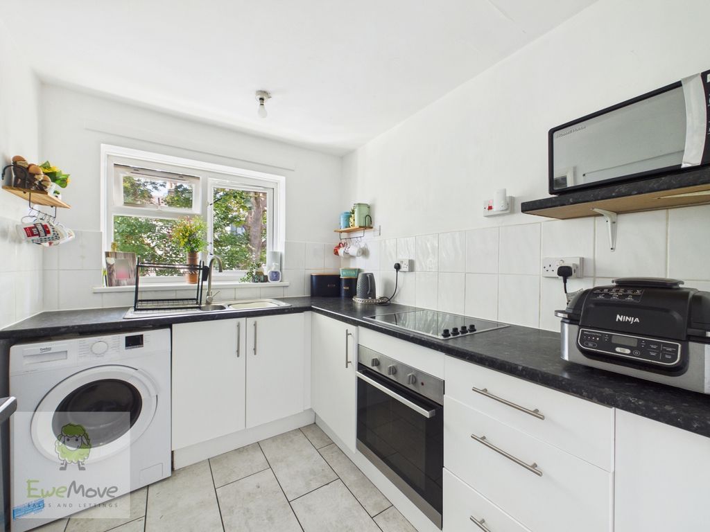 Property photo 3 of 12 Kitchen