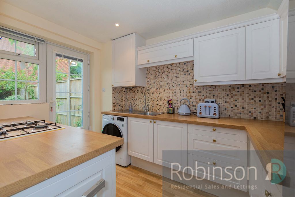 Property photo 2 of 12 15 Lyneham Gardens-7