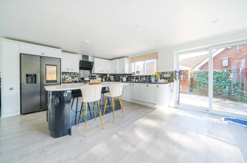 Property photo 3 of 17 Kitchen