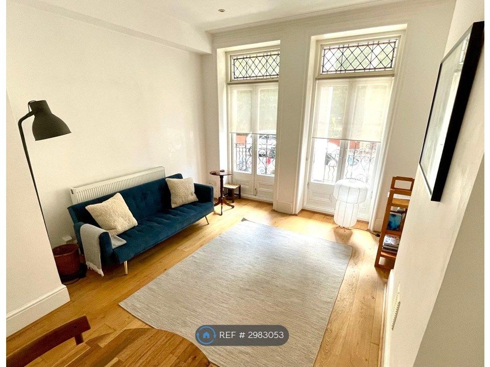 Property photo 1 of 10 Living Room