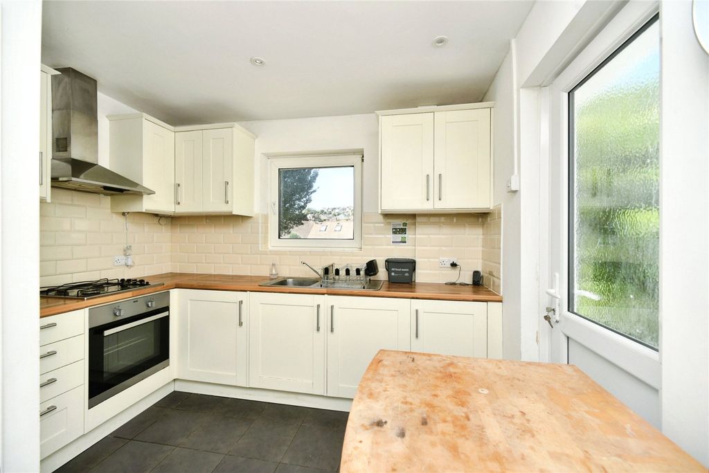 Property photo 3 of 19 Kitchen