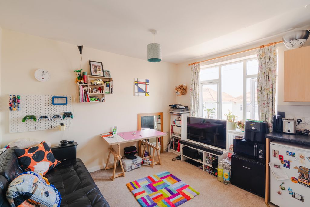 Property photo 2 of 10 8