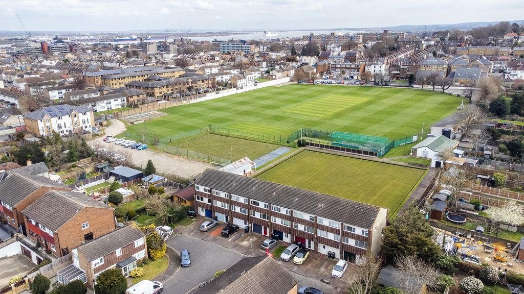 Property photo 1 of 17 3993031