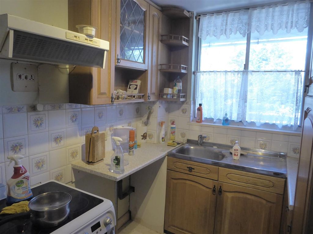 Property photo 3 of 6 Kitchen