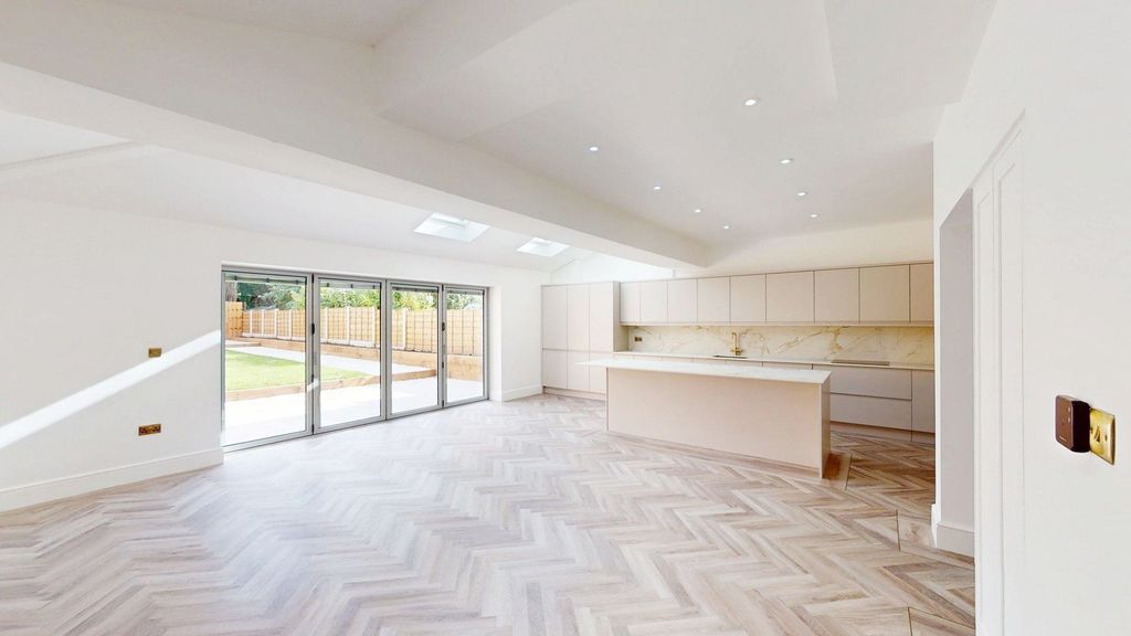 Property photo 3 of 30 Kitchen