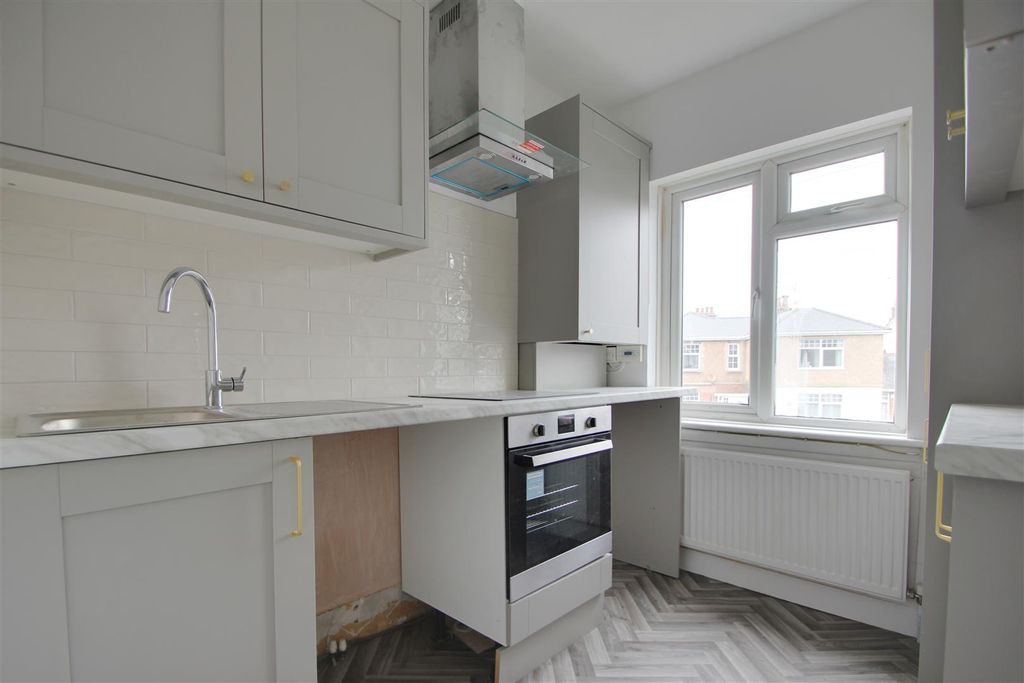 Property photo 3 of 7 Kitchen