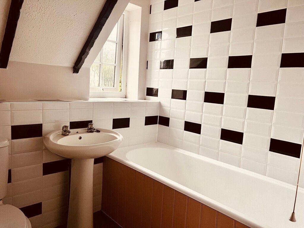 Property photo 3 of 9 Bathroom