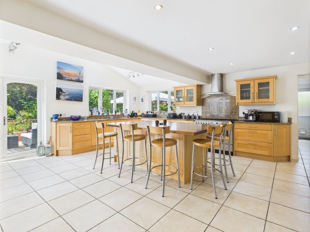 Property photo 3 of 12 Kitchen Breakfast