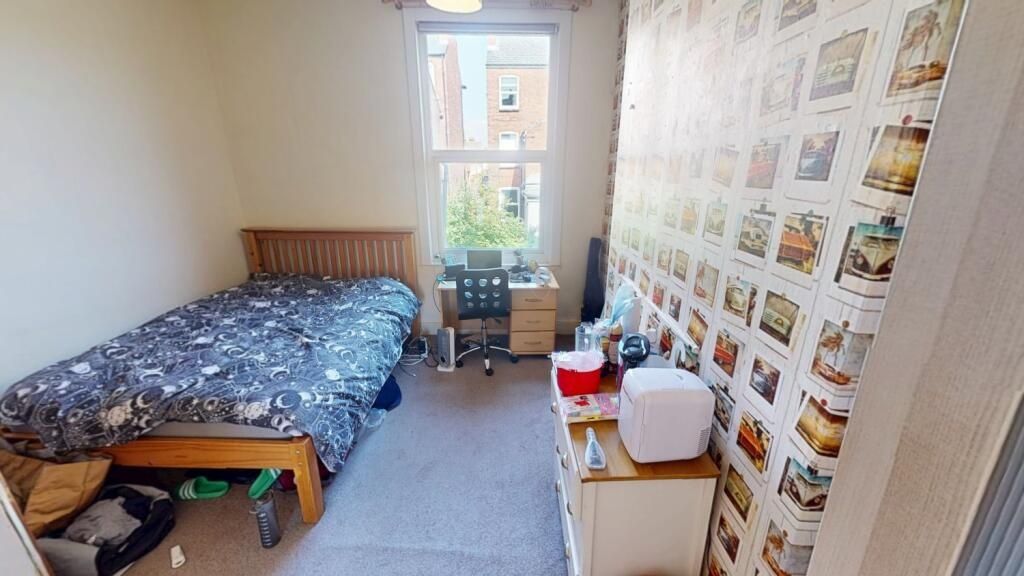 Property photo 2 of 11 A Cozy Single Bedroom Featuring A Comfortable Sing...