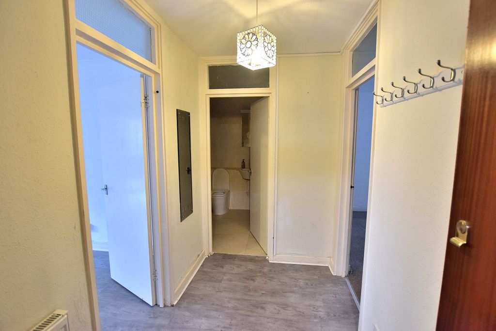 Property photo 2 of 9 Hallway