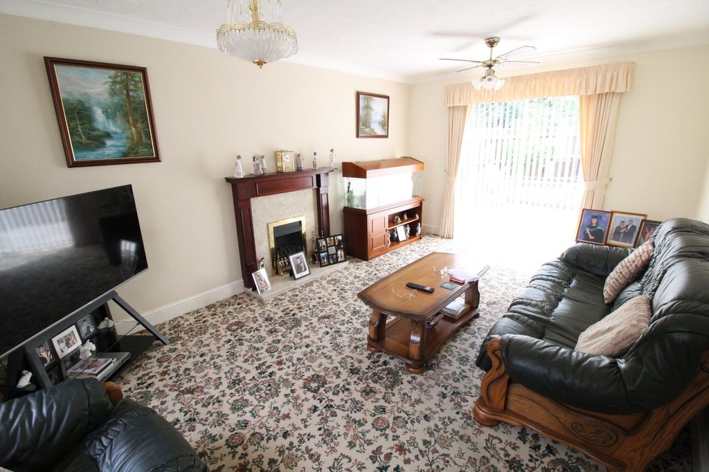 Property photo 3 of 22 Lounge