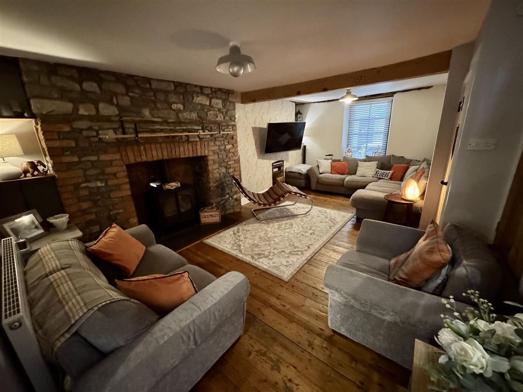 Property photo 2 of 24 Lounge