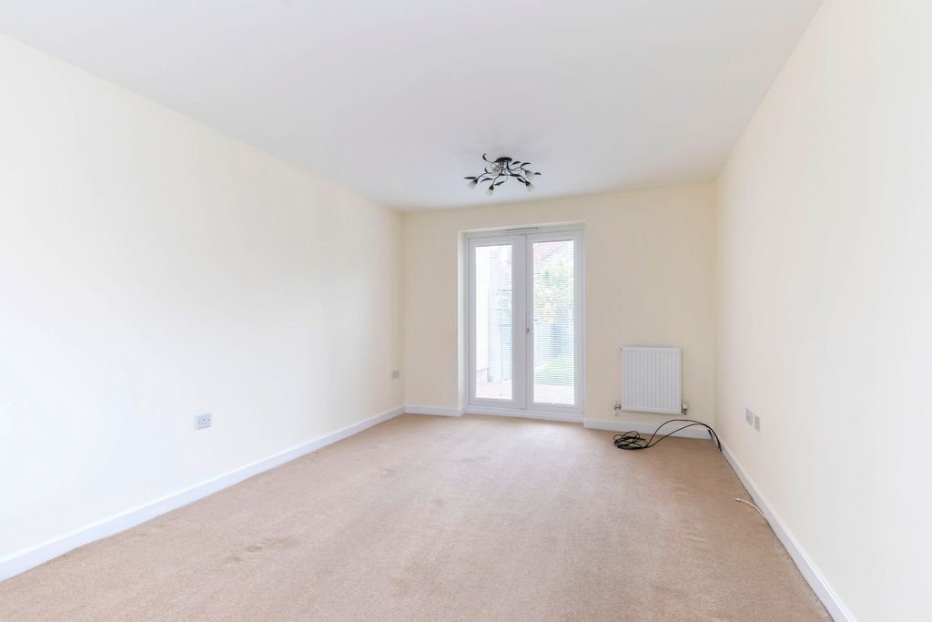 Property photo 3 of 15 18 Brize Ave-09