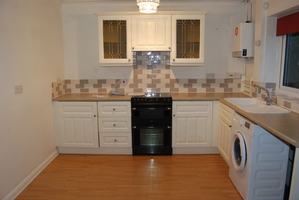 Property photo 3 of 8 Kitchen