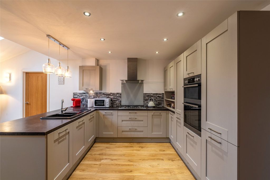 Property photo 2 of 36 Picture No. 18