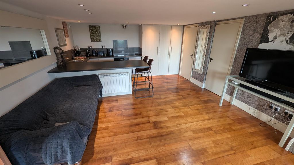 Property photo 3 of 34 Living Room/Kitchen