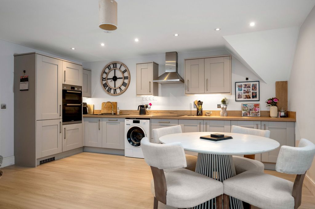 Property photo 2 of 34