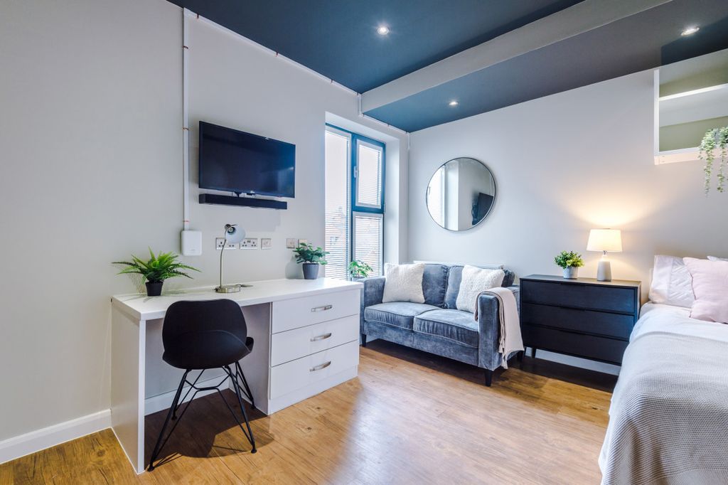 Property photo 3 of 15 Flat 12, Unw, 3