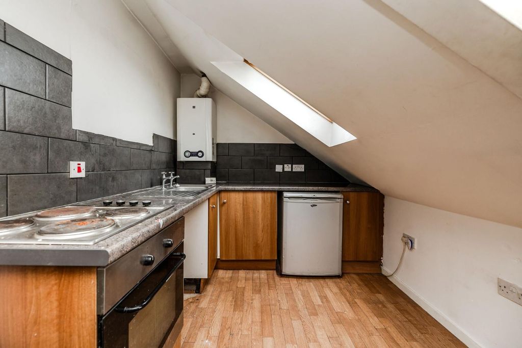 Property photo 2 of 7 Kitchen