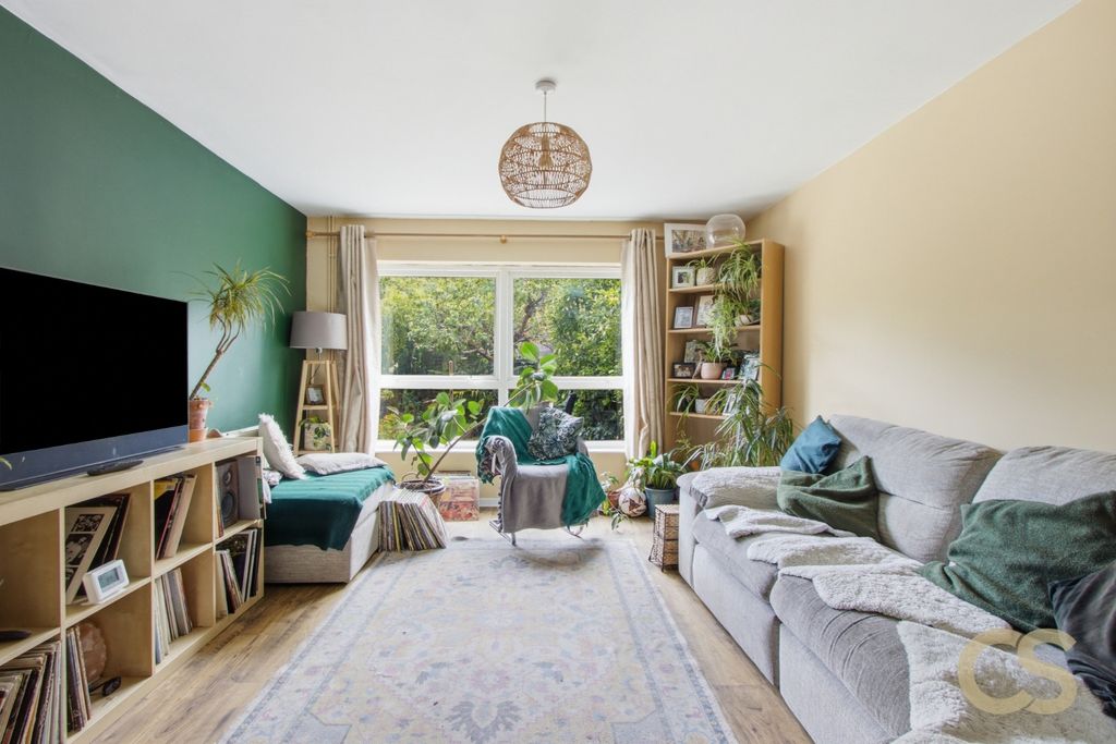 Property photo 2 of 15 5231554