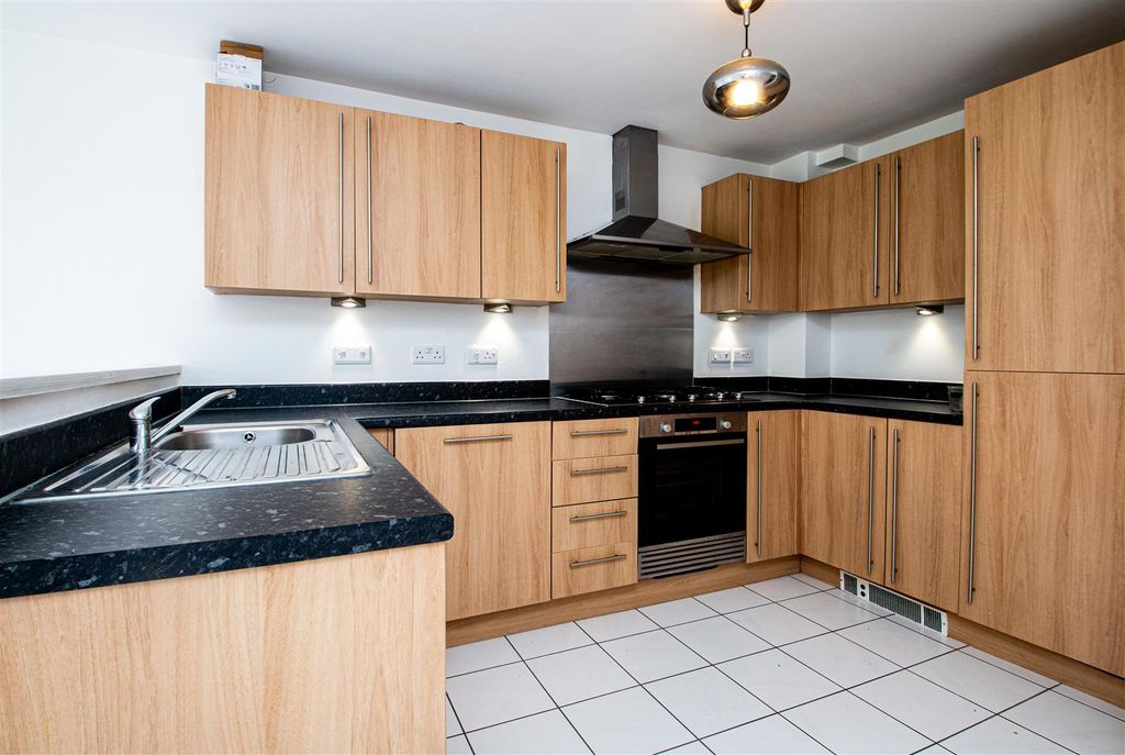 Property photo 3 of 18 16Fonda_3.Jpg