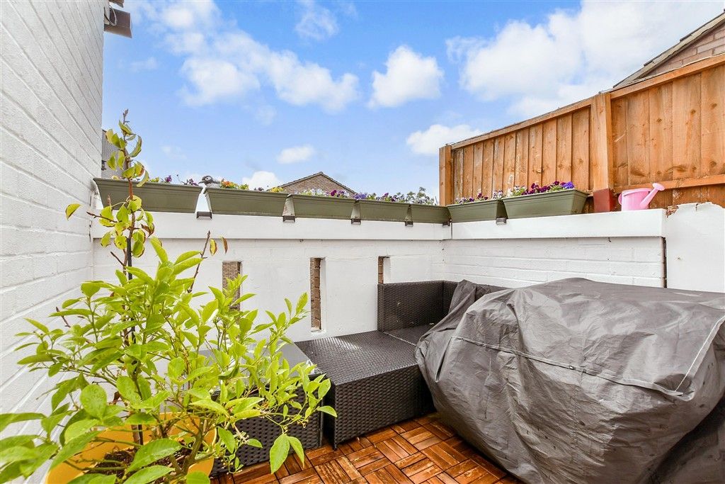 Property photo 3 of 11 Balcony / Terrace