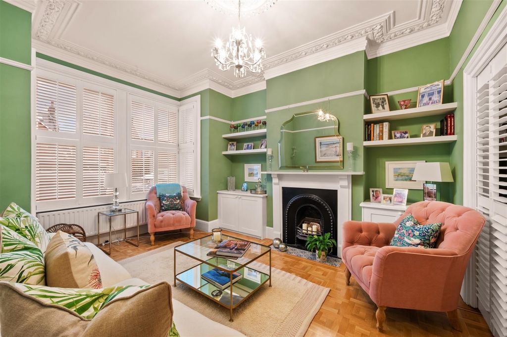 Property photo 2 of 18 27 Pepys Road-3.Jpg